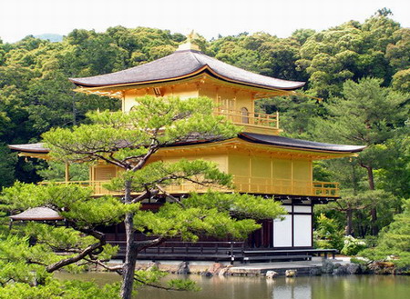 金阁寺为日本大阪著名旅游景点，通体贴满金箔，因此得名金阁寺。